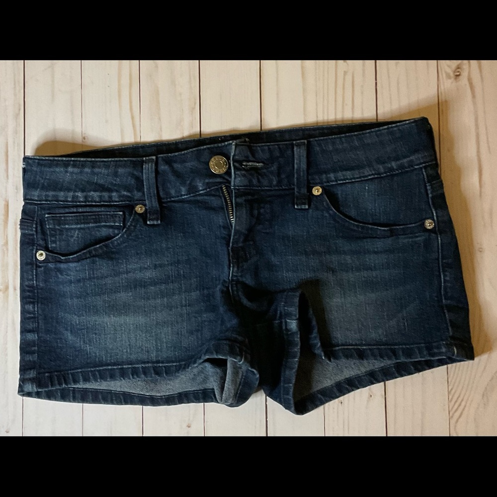Guess women’s shorts size 28